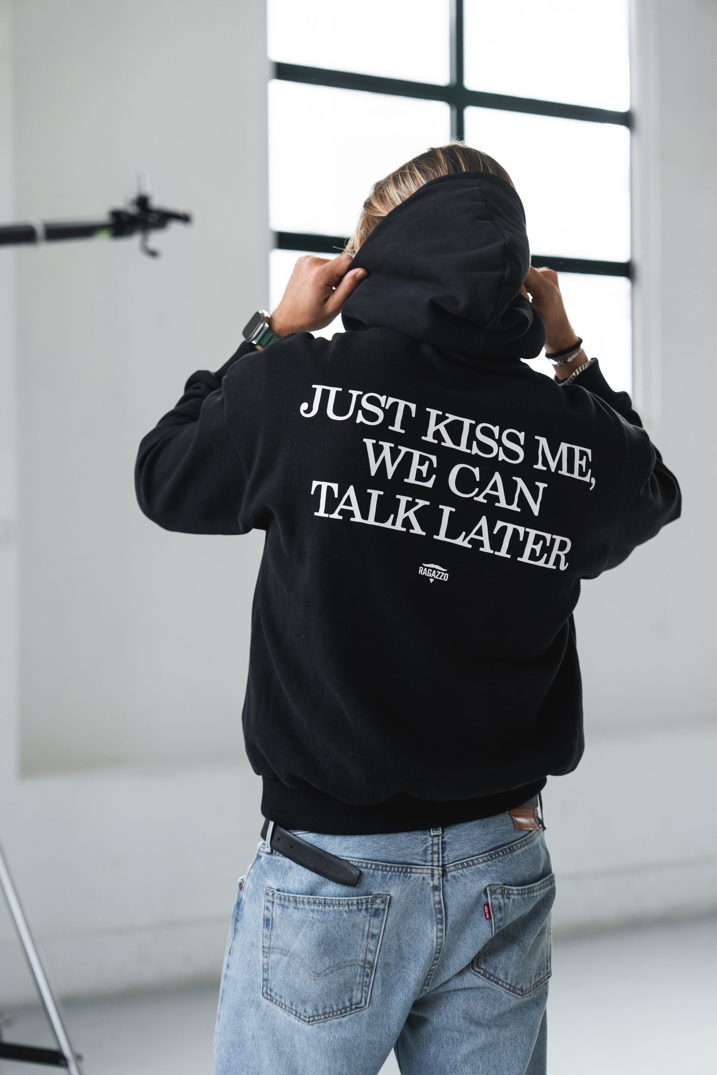 Hoodie • Preto • "Just Kiss Me, We Can Talk Later"