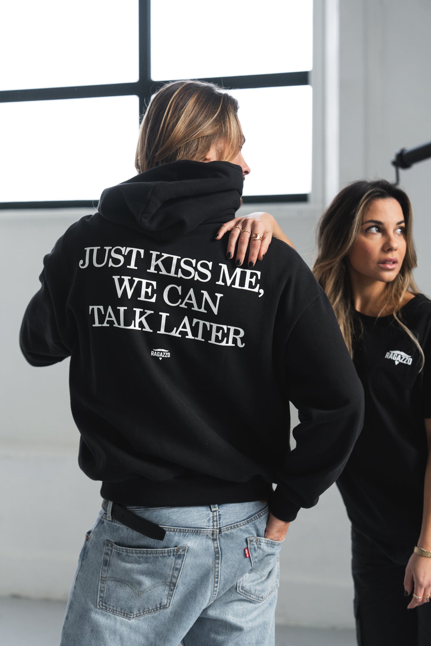 Hoodie • Preto • "Just Kiss Me, We Can Talk Later"